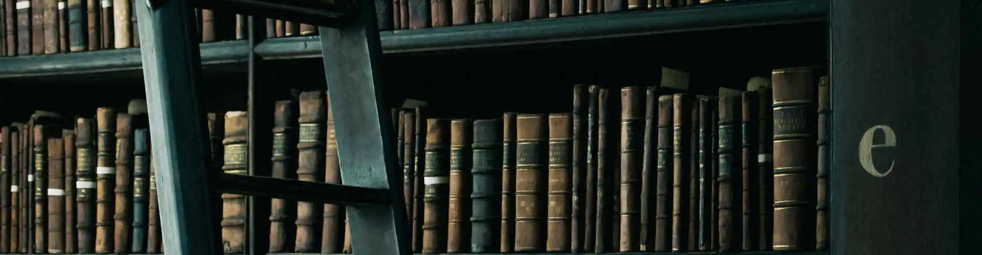 Una libreria colma di vecchi tomi