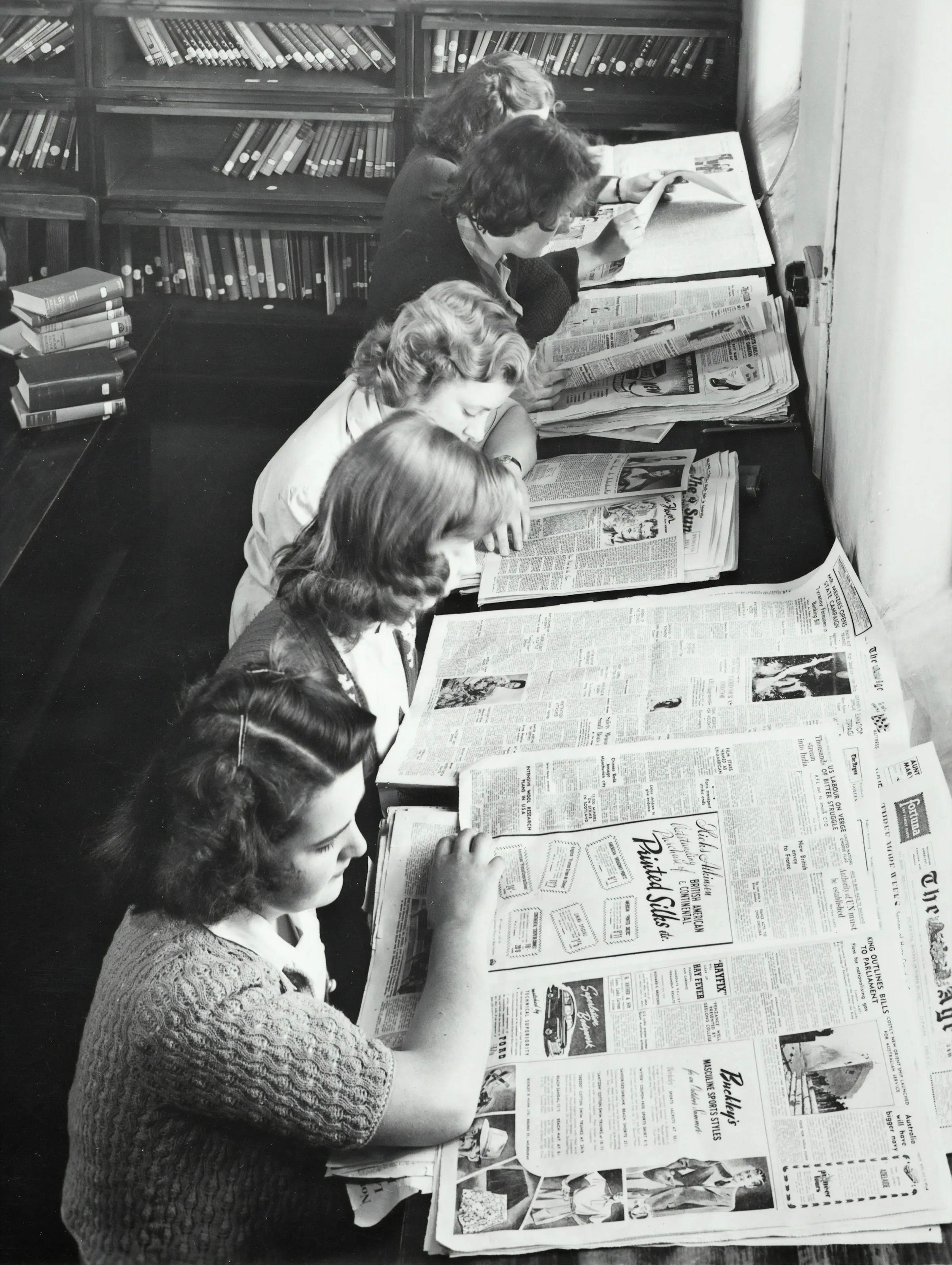 Delle donne che leggono il giornale in una foto d'epoca