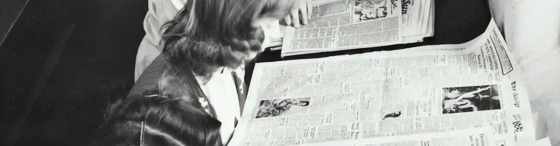 Delle donne che leggono il giornale in una foto d'epoca