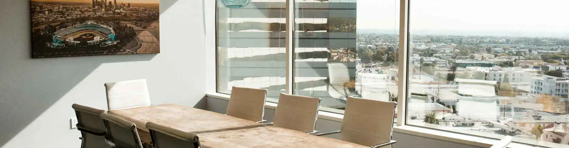 Un tavolo dal design moderno in legno massiccio con delle sedie