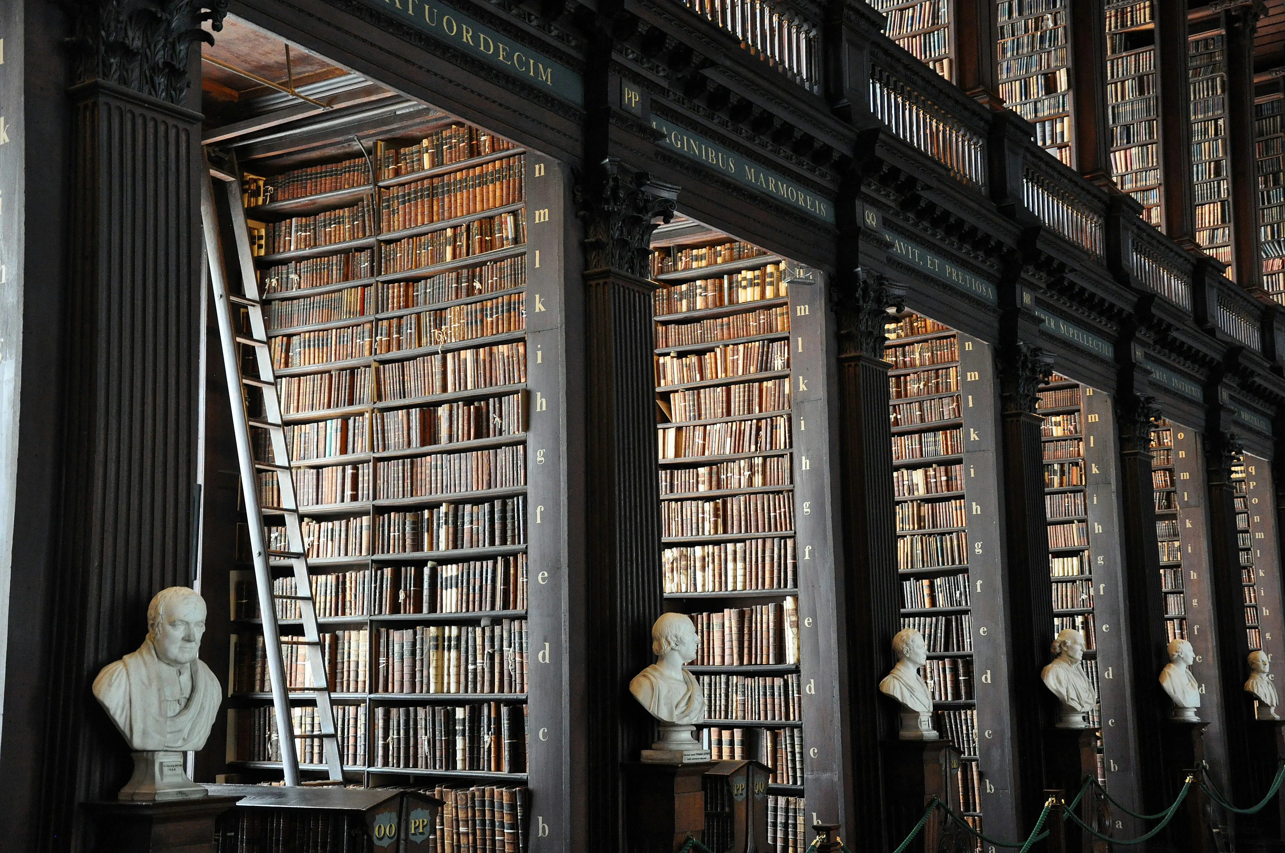 Una biblioteca piena di libri antichi