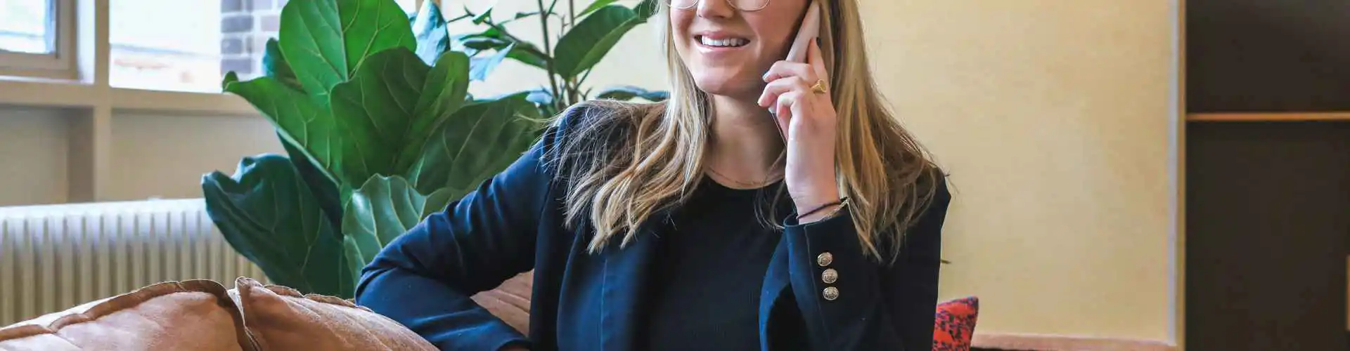 Una ragazza che telefona