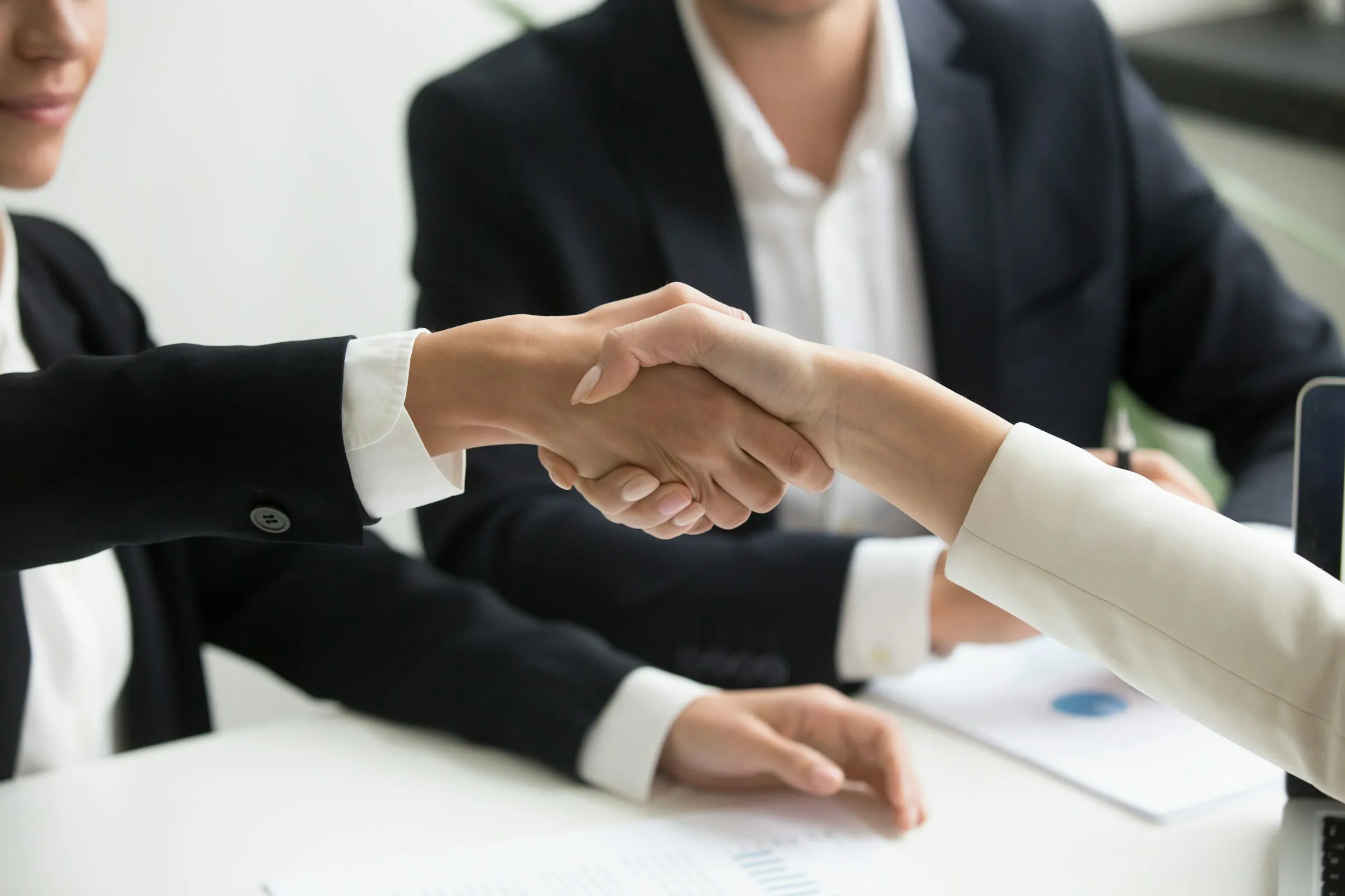 Due persone che si stringono la mano in un ufficio